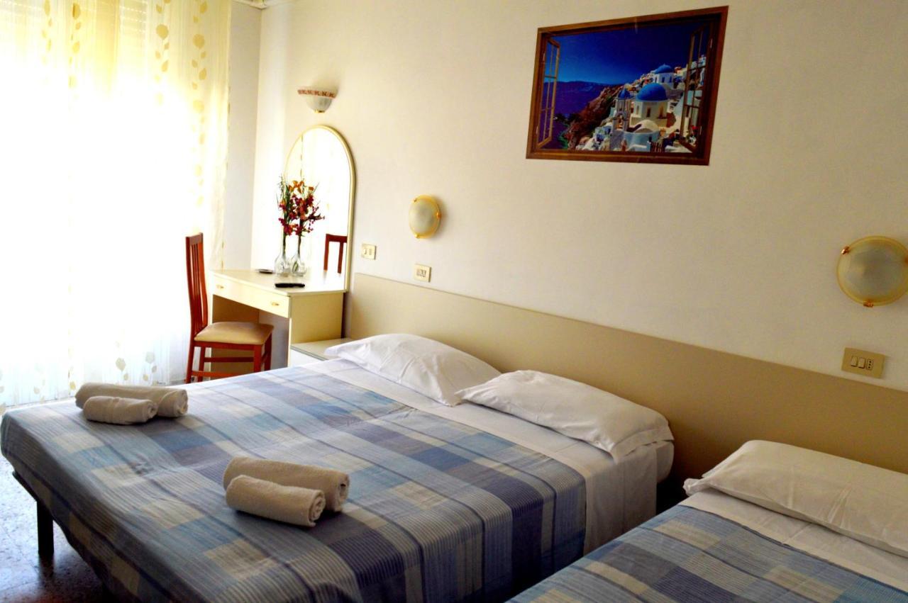 Hotel Cirene Ріміні Екстер'єр фото