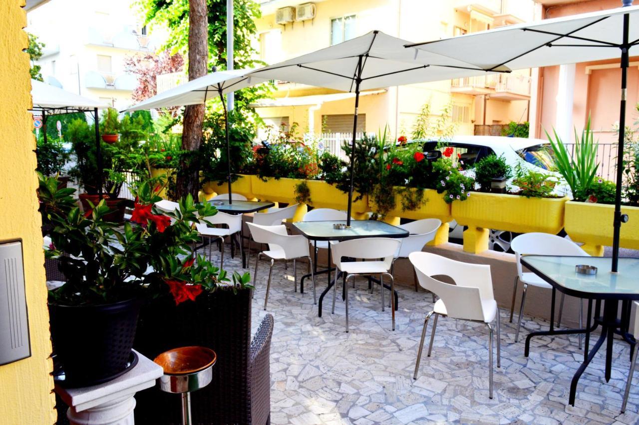Hotel Cirene Ріміні Екстер'єр фото