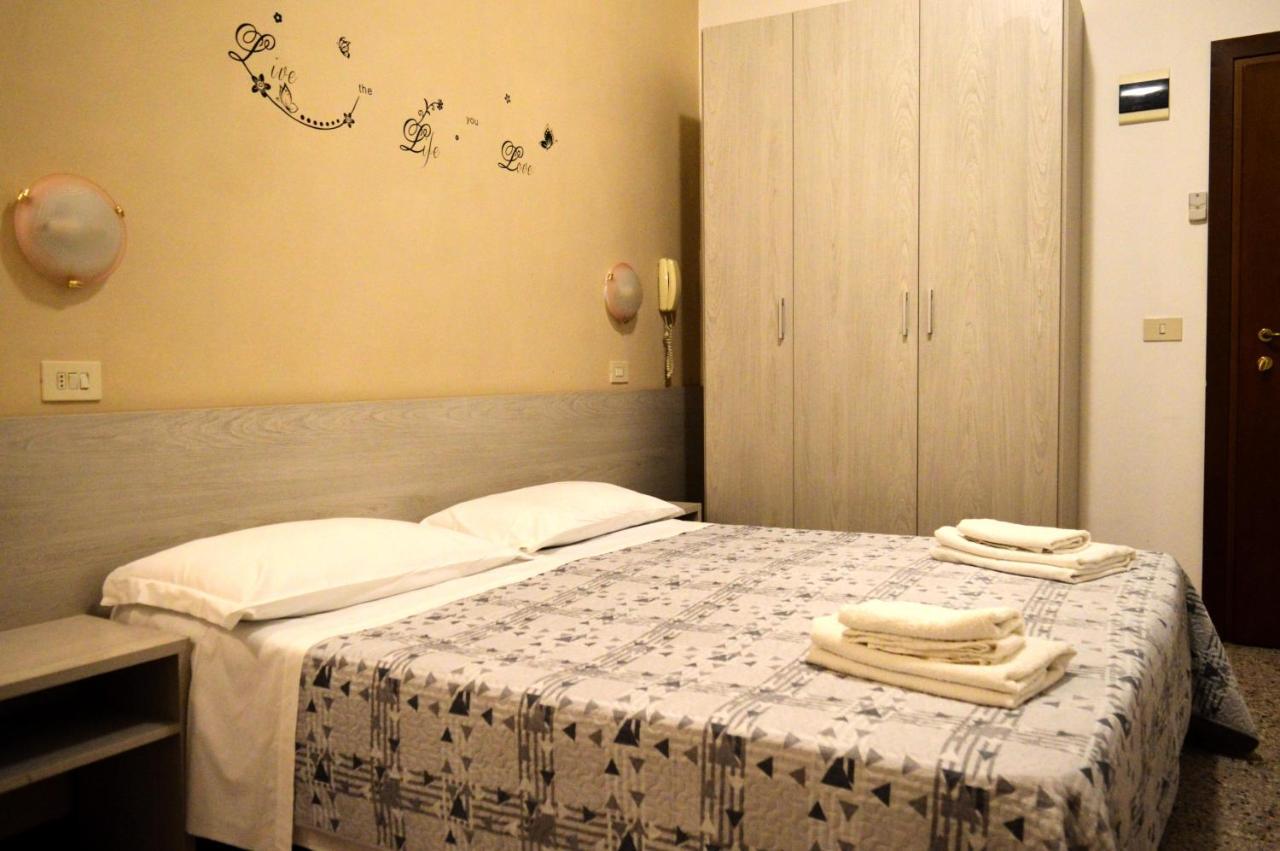 Hotel Cirene Ріміні Екстер'єр фото